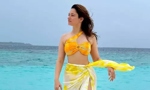 తగ్గేదే లే... మిల్కీ బ్యూటీ బికినీ షో