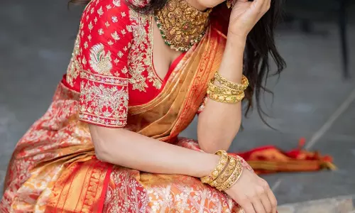 Daksha Nagarkar’s Sensuous Poses In Traditional Clicks!