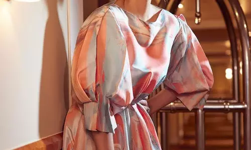 Sonam Kapoor shines as a diva in a glamorous Outfit!