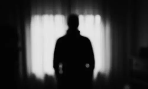 ఆ యువ హీరోకి తండ్రి బ్యాక‌ప్ ఇవ్వ‌లేక‌పోతున్నాడా?