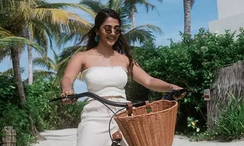 సైకిల్ పై పూజా మేడం గ్లామర్ ట్రీట్..