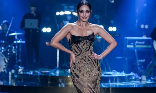 వీడియో: లాక్మే వీక్‌ని షేక్ చేసిన కియ‌రా