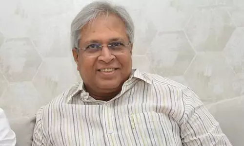 పవన్ తొందరతో ఏపీలో రెండు పార్టీలే...ఉండవల్లి సెన్షేషనల్ కామెంట్స్ ! పవన్ తొందరతో ఏపీలో రెండు పార్టీలే...ఉండవల్లి సెన్షేషనల్ కామెంట్స్ !