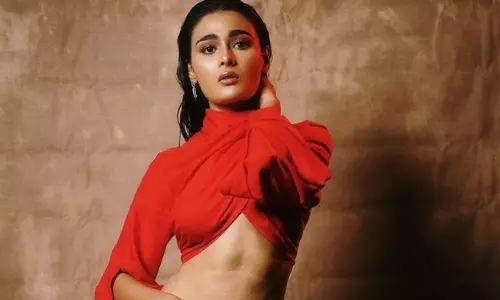 సూప‌ర్ హాట్ లుక్ లో షాలిని సెగ‌లు!