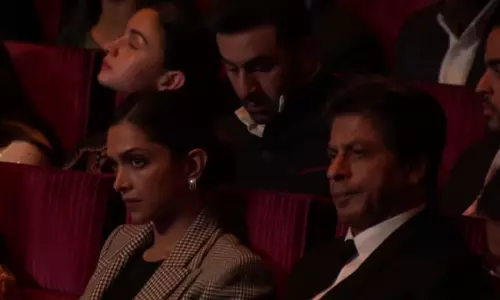 అంత పెద్ద ఈవెంట్లో ఈ కునుకుపాట్లేంటి?