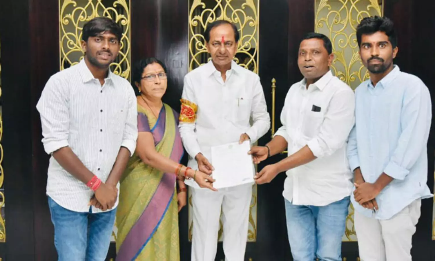 కేసీఆర్.. కేటీఆర్ నామినేషన్లకు రూ.లక్ష ఇచ్చిన ఆ గ్రామస్తులు