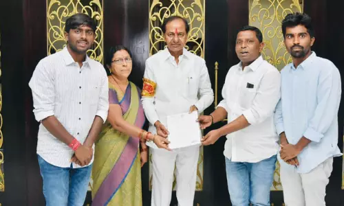 కేసీఆర్.. కేటీఆర్ నామినేషన్లకు రూ.లక్ష ఇచ్చిన ఆ గ్రామస్తులు