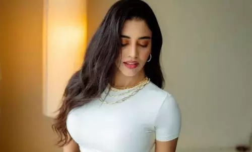 ఎత్తు పల్లాల అందాలతో కవ్విస్తున్న దక్ష ఎత్తు పల్లాల అందాలతో కవ్విస్తున్న దక్ష