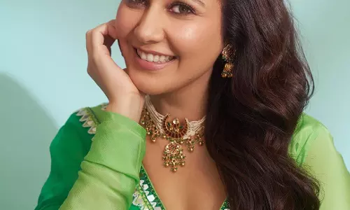 Raashi Khanna Sizzles In Green