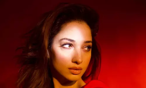 రెడ్ ఫ్రాక్ లో మిల్కీ బ్యూటీ సెగలు