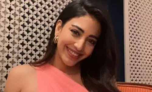 ఈ గ్లామర్​ బాంబ్​ ఇంటర్నెట్ ను షేక్​ చేసేస్తోంది!