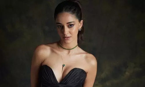 డీప్ క్లీవేజ్ షో తో కన్నుల విందు