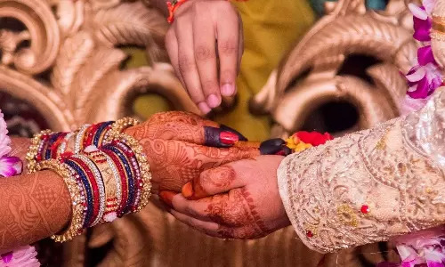 అక్కడంతే... పెళ్లి వయసు వస్తో ఇంటింటికీ వెళ్లి బెగ్గింగ్ చేయాలి!