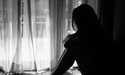 సూసైడ్ చేసుకున్న లేడీ పోలీసు ఒంటిపై 500 గాయాలు?