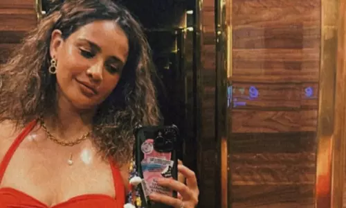 శ‌ర్మా గాళ్ రెడ్ హాట్ లుక్!