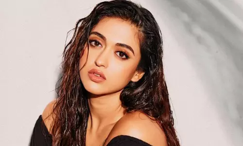 నడుము అందాలతో హీట్ పెంచేస్తోన్న గాయత్రి