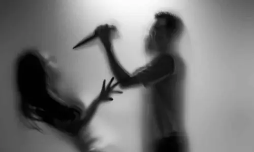 జాబ్ చేస్తున్న పోలీసు భార్య ఇంట్లో ఎక్కువగా ఉండట్లేదని కాల్చేశాడు