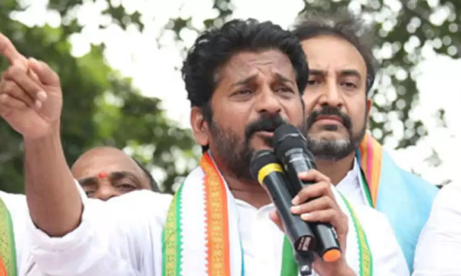 రేవంత్ ని గుచ్చుతున్న గులాబీ ముళ్ళు