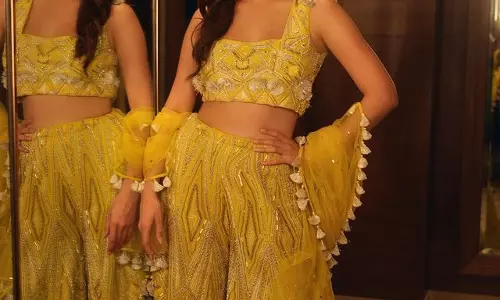 Captivating Looks Of Amyra Dastur In Gold! Captivating Looks Of Amyra Dastur In Gold!