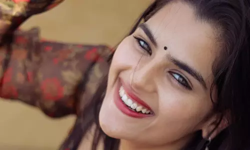 స్మైల్ తోనే హార్ట్ బీట్ పెంచుతూ..