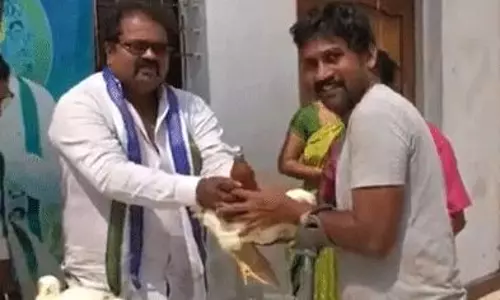 వైరల్ వీడియో : వారెవా? చేస్తే ఇలా దమ్ముగా పంపిణీ చేయాలి!