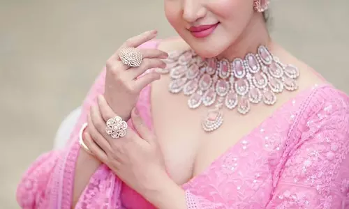 Captivating Queen: Honey Rose Shines In Pink