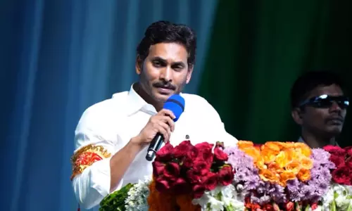 జగన్ గుమ్మం దిగరా...స్ట్రాటజీ అదేనా...?