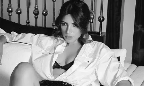 పొట్టి నిక్కర్‌ లో డీప్ క్లీ వేజ్ షో అందాలు