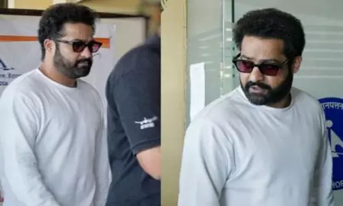 ఎయిర్ పోర్ట్‌ లో దేవర ఏం చేస్తున్నాడు?