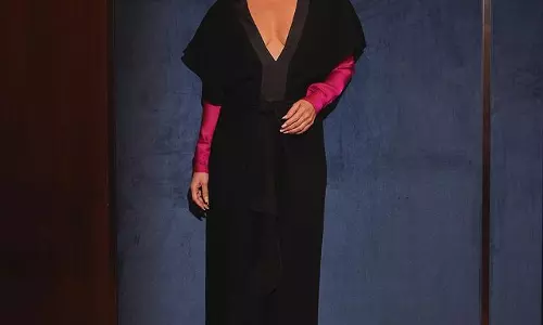 Kareena Kapoors Looks Bold In Black At MAMI Film Festival