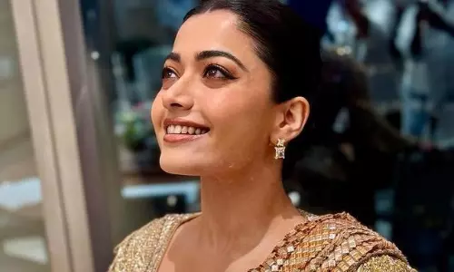 పిక్ టాక్ : గోల్డెన్‌ గర్ల్‌ రష్మిక చూపు తిప్పుకోనివ్వదే