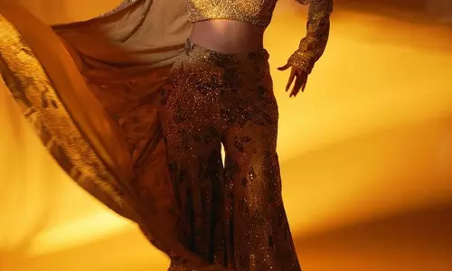 Captivating Looks Of Amyra Dastur In Gold! Captivating Looks Of Amyra Dastur In Gold!