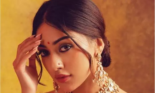 అను.. ఎర్రటి పైట కొంగుతో ఎంత అందమో..