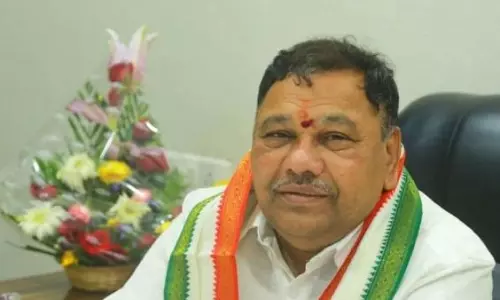 కాకమీదున్న కాసానికి కారు డోర్  ఓపెన్... హాట్  టాపిక్  గా కాంగ్రెస్  ఆఫర్!