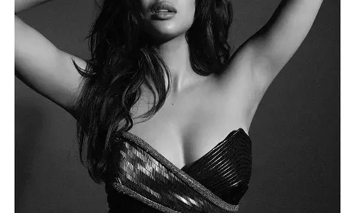 Janhvi Kapoor imoresses as dazzling queen