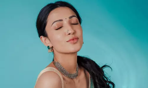 పిక్ టాక్ : క్లీ వేజ్ షో చీర కట్టులో ముద్దులతో కవ్వింపు పిక్ టాక్ : క్లీ వేజ్ షో చీర కట్టులో ముద్దులతో కవ్వింపు