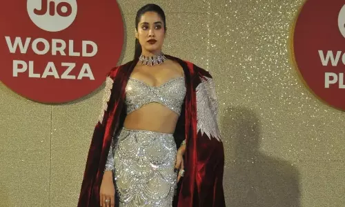 జియో వరల్డ్‌ లో జాన్వీ అందాల వేడి