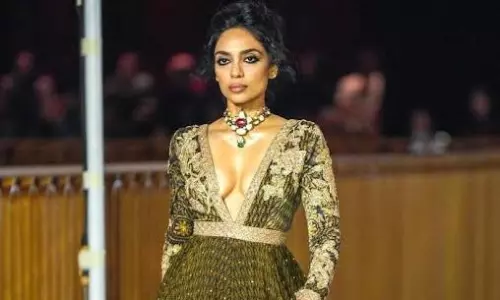 తెలుగమ్మాయి.. ర్యాంప్ వాక్​తో కాక రేపుతూ..