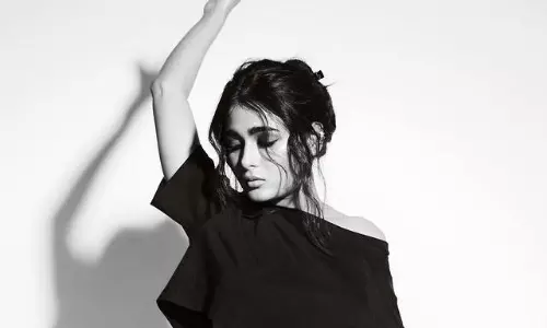 బ్లాక్ అండ్ వైట్ నడుము నాభి అందాల జాతర