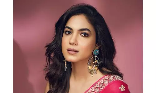 Ritu Varmas Stylish Stroll in Pink Floral Saree