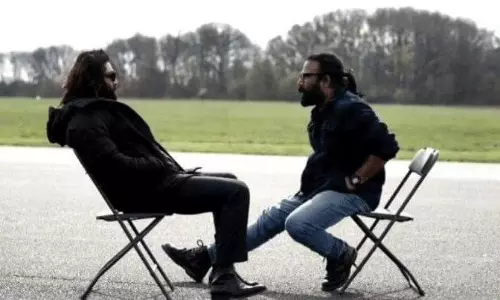 Animal Hero & Director Involved In Deep Discussion On Sets!