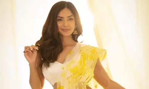 Charismatic Kashmira Paradesi Mesmerises In Saree!