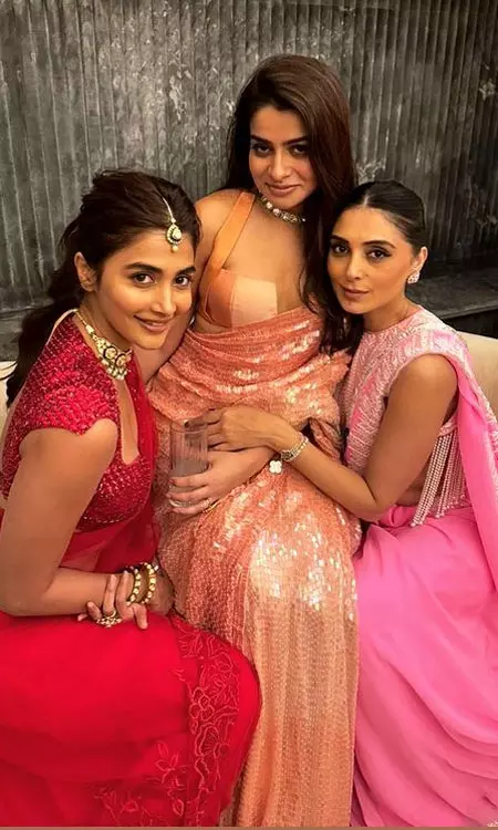 Two Beauties in Pink and Red: Tanya Poses With Pooja Hegde
