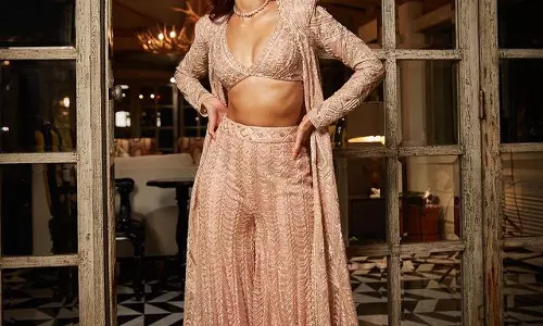 The beautiful curves of Ananya