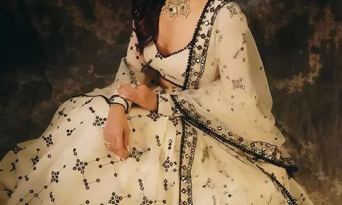 Karishma Tannas Mesmerizing Photo Shoot: A Fusion of Retro and Glamour