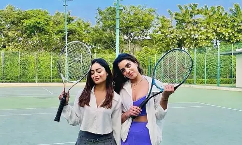 టెన్నిస్ రాకెట్ తో గ్లామర్ బేబీస్