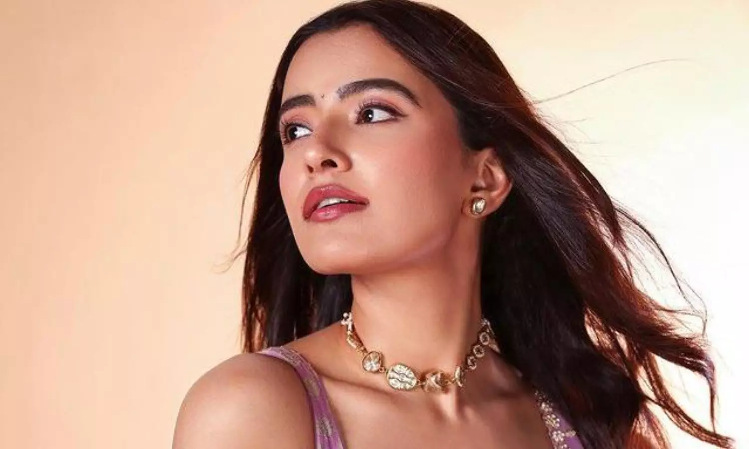 రుక్సార్ ధిల్లాన్.. దిల్ బ్లాస్ట్ అయ్యే గ్లామర్! రుక్సార్ ధిల్లాన్.. దిల్ బ్లాస్ట్ అయ్యే గ్లామర్!