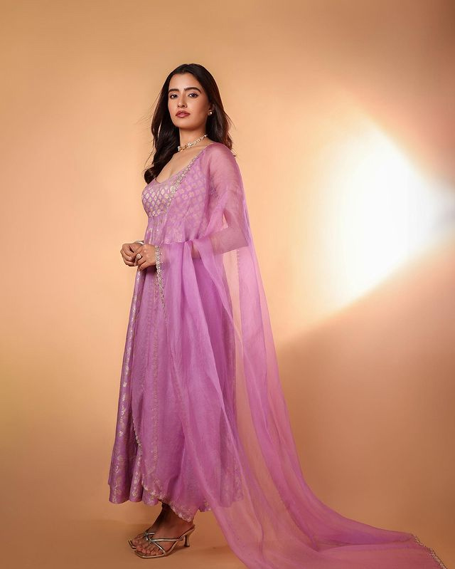 You cant take your eyes off this Rukshars purple attire You cant take your eyes off this Rukshars purple attire
