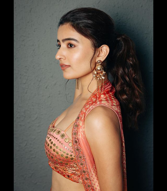 You cant take your eyes off this Rukshars purple attire