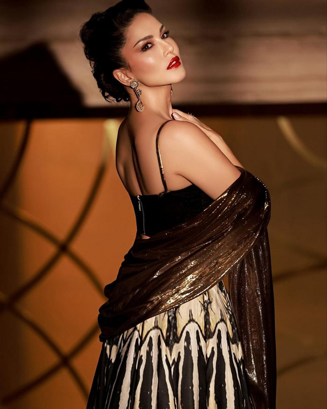 Sunny Leones Diwali Ode to Tradition and Modern Glamour Sunny Leones Diwali Ode to Tradition and Modern Glamour